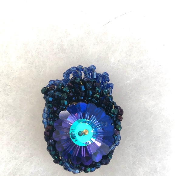 Vintage blue rhinestone and seed bead clip on earrings - Picture 4 of 4